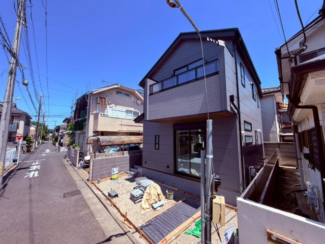 【外観】 | 練馬区関町南３丁目　新築戸建て | 落ち着きある佇まいが魅力で、周囲の景観と調和した住まい