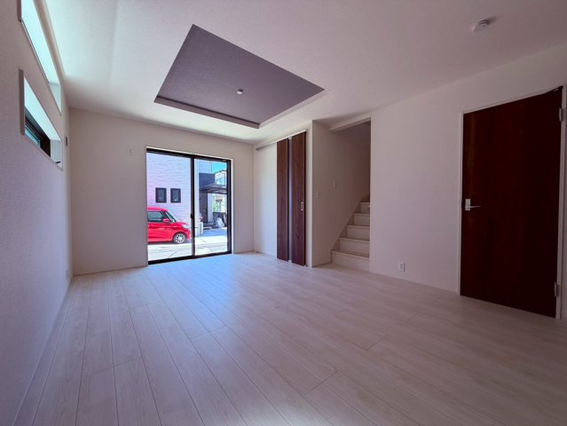 【居間・リビング】 | 練馬区関町南３丁目　新築戸建て | 明るい陽光が差し込む、開放感あふれる心地よいLDK空間
