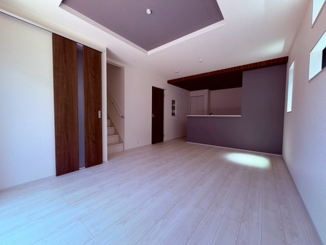 【居間・リビング】 | 練馬区関町南３丁目　新築戸建て | 家族がゆったりと過ごせる、広々とした快適な空間が広がります