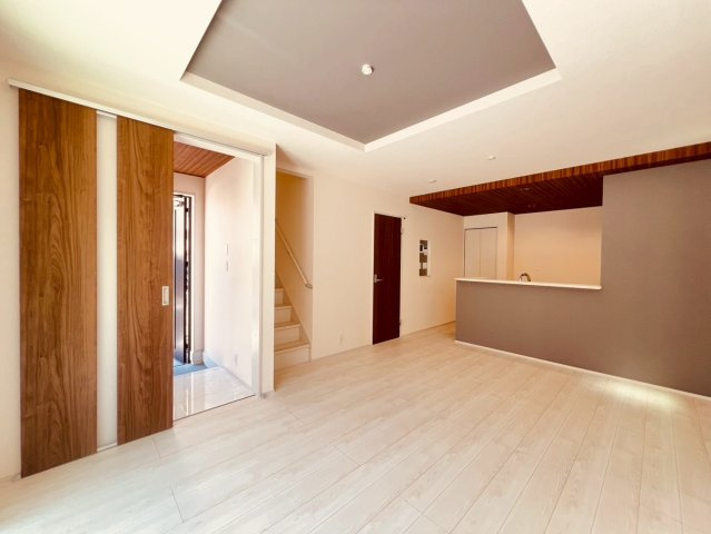 【居間・リビング】 | 練馬区関町南３丁目　新築戸建て | 家族がゆったりと過ごせる、広々とした快適な空間が広がります