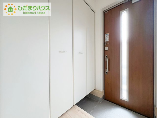 日立市川尻町第7　新築戸建　2号棟の玄関|シューズインクローゼットは、靴以外にもゴルフバックやベビーカーを置くことができ、 散らかりがちな玄関もスッキリします。