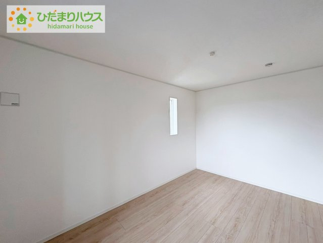 日立市川尻町第7　新築戸建　2号棟の寝室|バルコニーに面していて、たっぷり光りの入る明るい主寝室です！