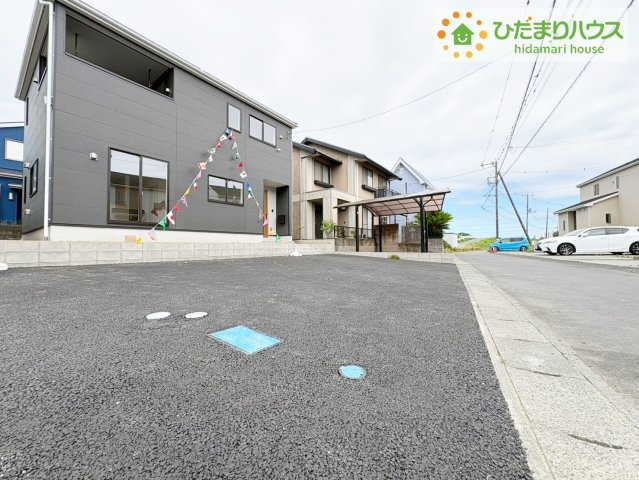 日立市川尻町第7　新築戸建　2号棟の駐車場|周辺は緑も多く、スーパーやドラックストアも近い為、住環境良好です♪