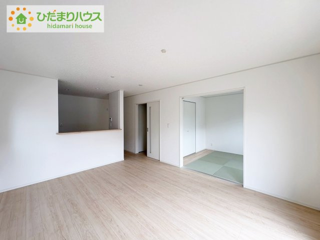 日立市川尻町第7　新築戸建　2号棟の居間・リビング|リビングの窓からはあたたかな日差しが差し込みます(*'▽')