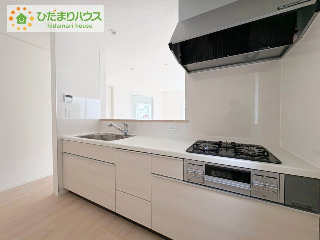 日立市川尻町第7　新築戸建　2号棟のキッチン|3口コンロでお料理する時間も短くなりそうですね(*‘∀‘)