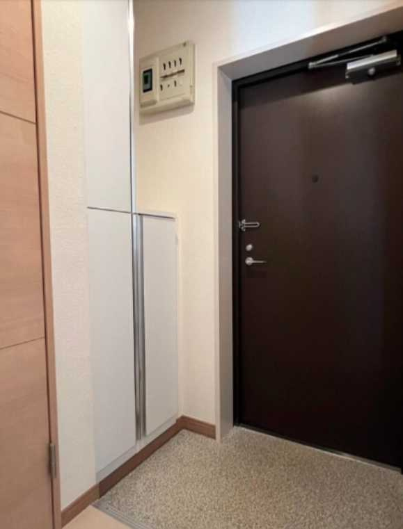 下馬ヒルス　三軒茶屋エリア　角部屋　陽当たり良好の玄関