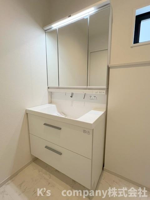 ◎藤沢市辻堂太平台1丁目　新築戸建　1号棟の独立洗面台|三面鏡の内側には小物収納が充実しています◇