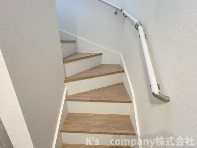 ◎藤沢市辻堂太平台1丁目　新築戸建　1号棟の内装|手すり付きの階段☆小さなお子様やご年配の方にも優しい仕様◇