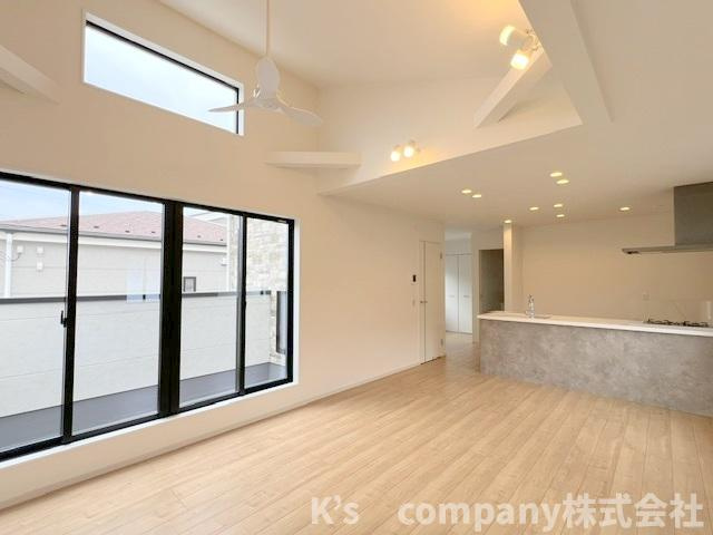 ◎藤沢市辻堂太平台1丁目　新築戸建　1号棟の居間・リビング|リビングは広々19.8帖◇上部吹き抜けで開放感があります◇