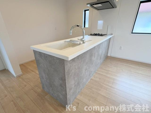 ◎藤沢市辻堂太平台1丁目　新築戸建　1号棟のキッチン|リビングにいるご家族との会話を楽しみながら家事ができます◇