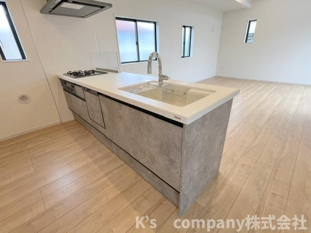 ◎藤沢市辻堂太平台1丁目　新築戸建　1号棟のキッチン|小さなお子様のいるご家庭は見守りながらお料理ができます♪