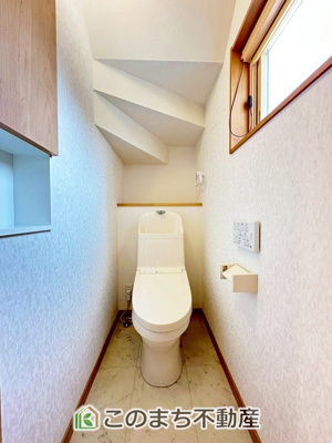 【トイレ】 | 宇都宮市宝木町二丁目戸建 | 小窓から換気ができて清潔なトイレスペース☆温水洗浄便座搭載です！
