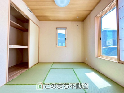 【和室】 | 宇都宮市宝木町二丁目戸建 | お子様のお昼寝にも便利な和室です。大きな窓から暖かな日差しが差し込みます♪
