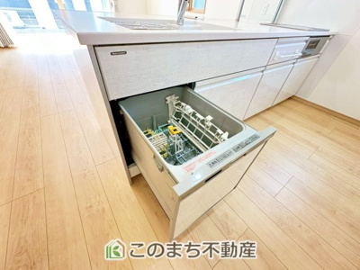【設備】 | 宇都宮市宝木町二丁目戸建 | あったらいいなの代表的な設備である食洗機。ビルトイン型で、おさまりもよく、使い勝手も良好です。料理をするのは好きだけど、後片付けは苦手な方に重宝します。洗う手間がないので、時間を有効に使えますね。
