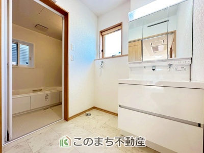 【洗面所】 | 宇都宮市宝木町二丁目戸建 | 脱衣所は広々としておりますので、お子様のお着替えもストレスなくできます！
