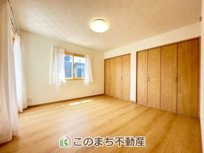 【洋室】 | 宇都宮市宝木町二丁目戸建 | 大きな窓からたっぷりと陽光が注がれる明るい空間。家族の成長に対応できる永住仕様の間取り。一日の疲れをいやしてくれる主寝室。時を忘れて過ごす場所として過ごせるお部屋。
