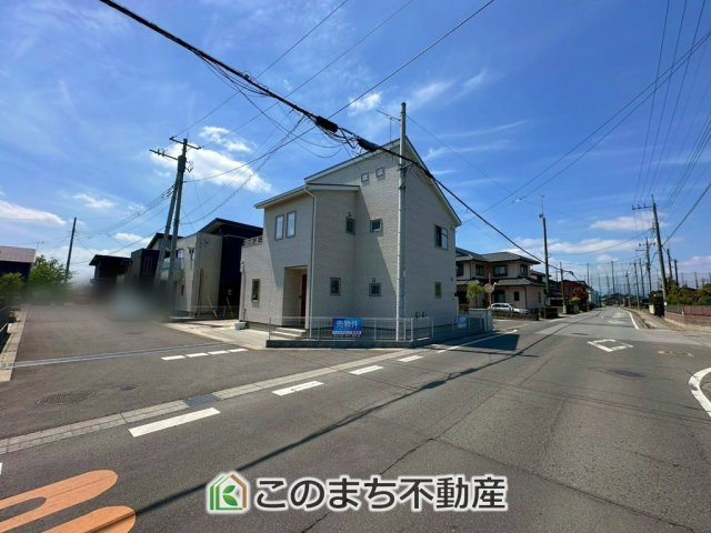 宇都宮市宝木町二丁目戸建の前面道路含む現地写真|前面道路は広々としてます！運転が苦手な方でもお車の出し入れ簡単で安心です☆
