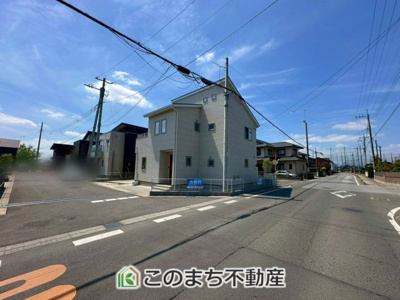 【前面道路含む現地写真】 | 宇都宮市宝木町二丁目戸建 | 前面道路は広々としてます！運転が苦手な方でもお車の出し入れ簡単で安心です☆
