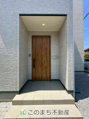 【玄関】 | 宇都宮市宝木町二丁目戸建 | 玄関周りは家の顔！スタイリッシュな玄関が特徴です！
