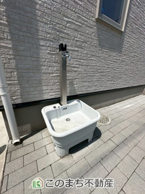 【設備】 | 宇都宮市宝木町二丁目戸建 | 外水栓は立水栓となっておりますので、お子様の上履きアウトドア用品のお手入れにも活躍します。
