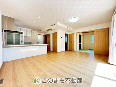【居間・リビング】 | 宇都宮市宝木町二丁目戸建 | 南向きのリビングは一日中太陽の光が射し込みます♪家族が集まる空間は、自然と笑顔が溢れます。
