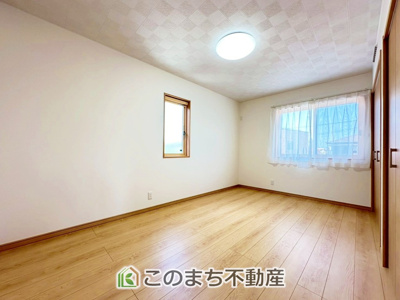 【洋室】 | 宇都宮市宝木町二丁目戸建 | 柔らかい陽光が差し込む明るいお部屋を演出する設計。彩光の取れる窓が気持ちの良いお部屋を創り上げます。
