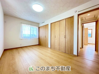 【洋室】 | 宇都宮市宝木町二丁目戸建 | 採光も確保されたお部屋です。大きいベッドを置いても余裕のあるゆとり空間。
