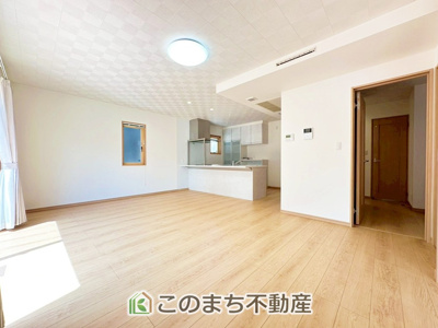 【居間・リビング】 | 宇都宮市宝木町二丁目戸建 | 時間のゆとりと空間、暖かな陽光がもたらす光と風を独占してください。新しい暮らしが始まります。
