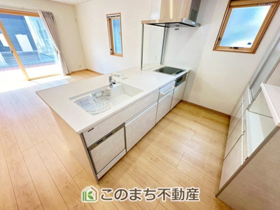 【キッチン】 | 宇都宮市宝木町二丁目戸建 | 毎日使うキッチン周りが綺麗で清潔に保たれていると、お料理を作るのも楽しくなりますよね。機能性とデザイン性を持たせたキッチンで気持ちよくお料理が出来そうです。
