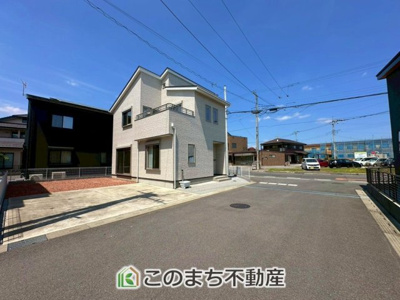 【前面道路含む現地写真】 | 宇都宮市宝木町二丁目戸建 | 前面道路は広々としてます！運転が苦手な方でもお車の出し入れ簡単で安心です☆

