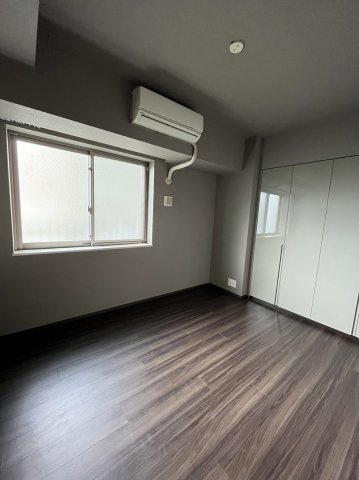 落ち着いた色調の寝室です
