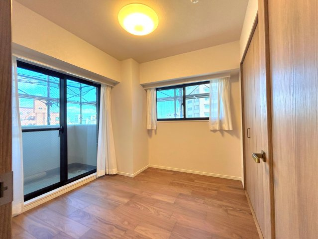 ケルン大塚台の洋室|～Bed room～
バルコニーから陽当たりが差し込みますので、日中は電気など必要ない明るさとなっております。