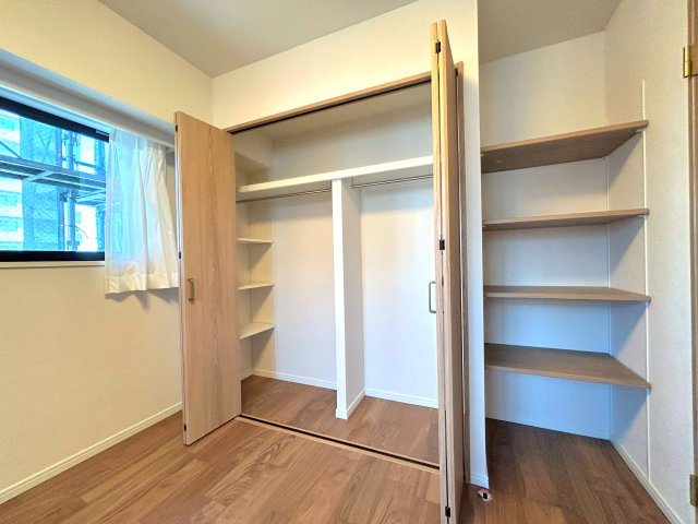 ケルン大塚台の収納|～Closet～
各部屋に収納が付いており冬物や夏物、スーツケースなども全部まとめて収納もできますのでお部屋を広く開放的にお使いいただけます。