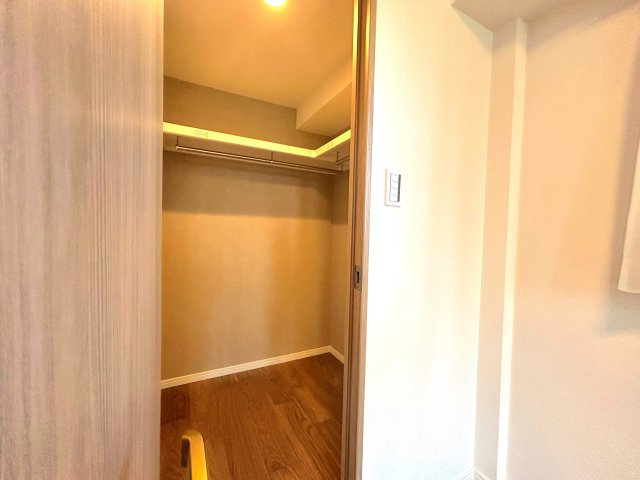 ケルン大塚台の収納|～Bed room～
多くの人がお困りの住まいの収納。ウォークインクローゼットがあればタンスを置く必要がなく、出っ張りのないスッキリ空間を維持でき、限られたスペースを有効に活用できます。