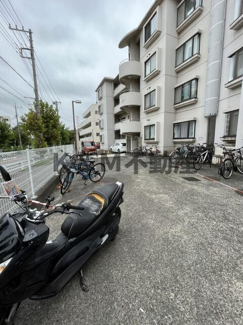 メゾンドベルウッドＡ棟の駐車場|駐車場完備です