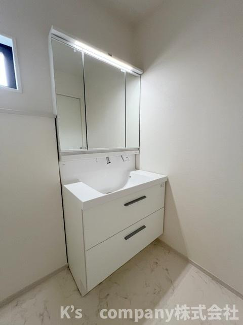 ◎藤沢市辻堂太平台1丁目　新築戸建　2号棟の独立洗面台|三面鏡の内側には小物収納が充実しています◇