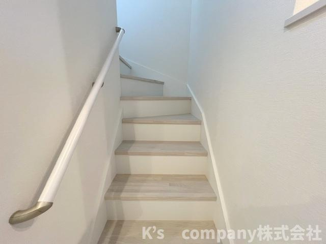 ◎藤沢市辻堂太平台1丁目　新築戸建　2号棟の内装|手すり付きの階段☆小さなお子様やご年配の方にも優しい仕様☆