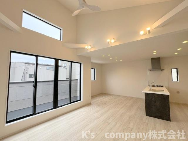◎藤沢市辻堂太平台1丁目　新築戸建　2号棟の居間・リビング|2階リビング◇上部が吹き抜けになっていて天井高の窓からも明るい日差しが差し込みます◇