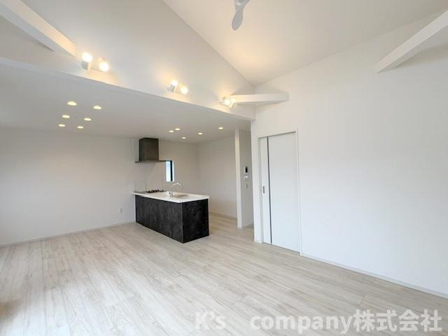 ◎藤沢市辻堂太平台1丁目　新築戸建　2号棟の居間・リビング|リビングにいるご家族と会話が弾むカウンタ―キッチンが見えます◇