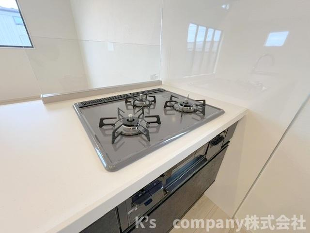 ◎藤沢市辻堂太平台1丁目　新築戸建　2号棟のキッチン|三口ガスコンロでお料理の幅が広がります☆