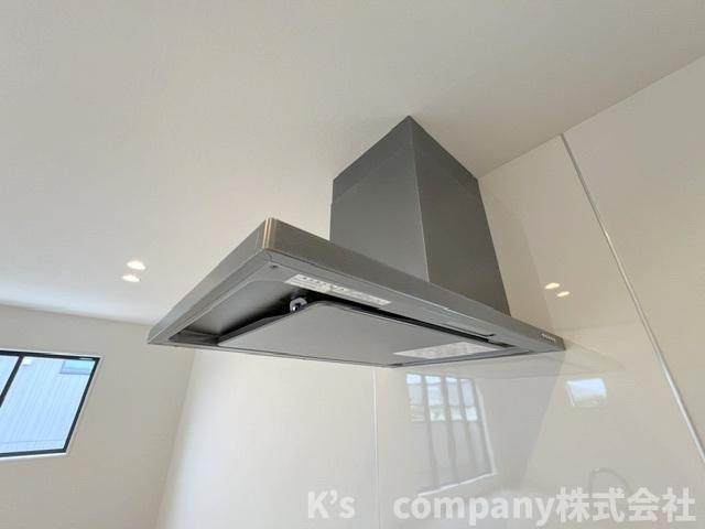 ◎藤沢市辻堂太平台1丁目　新築戸建　2号棟のキッチン|お手入れのしやすいスリムタイプのレンジフード◇