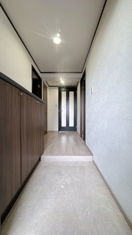 【玄関】 |  JGMシュリアン周船寺☆仲介手数料無料☆ | 【住まいの顔、収納豊富な玄関】落ち着いた印象の玄関。シューズボックスを完備しており、家族全員の靴をスッキリ収納できます。いつも整頓された空間で、ゲストを気持ちよくお迎えできます。