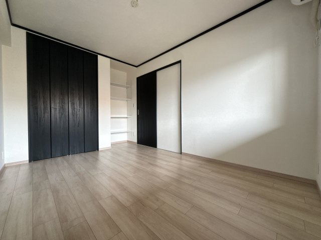 【洋室】 |  JGMシュリアン周船寺☆仲介手数料無料☆ | クローゼット完備で、お部屋を広く使える設計。お子様のお部屋や趣味の作業スペースとしても最適です。