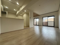 【居間・リビング】 |  JGMシュリアン周船寺☆仲介手数料無料☆ | デザイン性と機能性を兼ね備えた、洗練されたリノベーション空間。木のぬくもりを感じる内装が、落ち着きのある住まいを演出します。お気に入りの家具を置いて、自分たちだけの特別なリビングを作り上げてください。