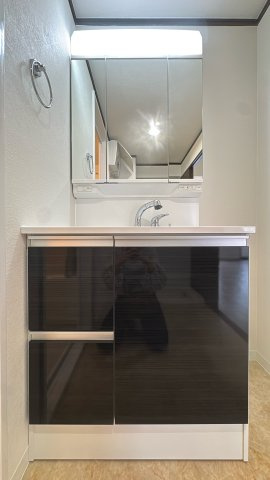 【独立洗面台】 |  JGMシュリアン周船寺☆仲介手数料無料☆ | 【忙しい朝も快適な三面鏡付き洗面台】使い勝手の良いワイドな独立洗面台。三面鏡の裏は収納スペースになっており、散らかりがちな小物もスッキリ片付きます。清潔感のある空間で、毎日の身支度がスムーズに。