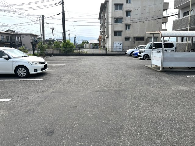 シャルムの駐車場