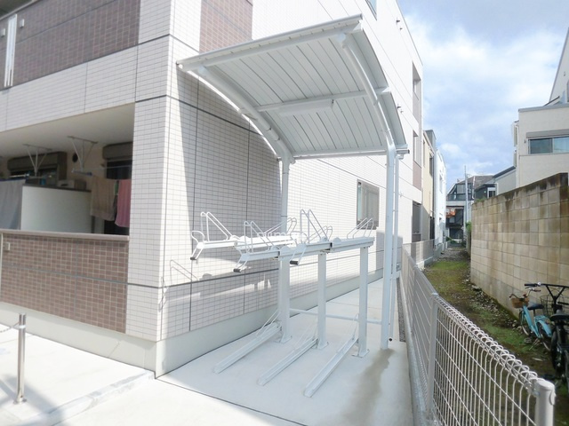 イノセンスのその他共用部分|屋根付き２段式自転車置場。