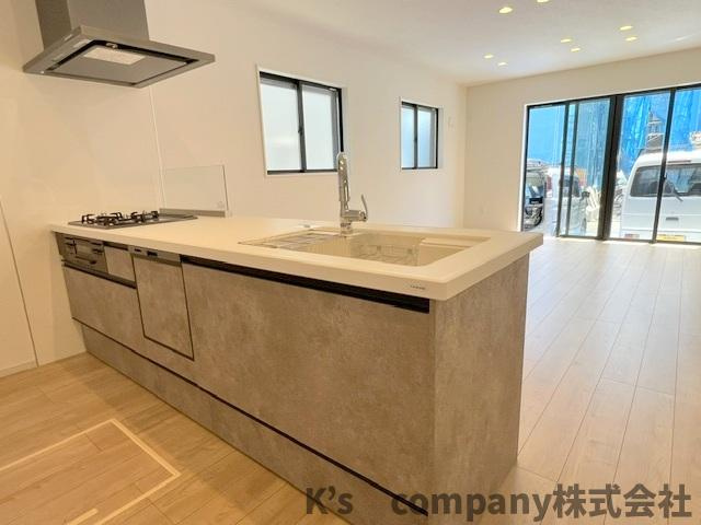 藤沢市辻堂太平台1丁目　新築戸建　1号棟の居間・リビング|全体を見わたせる対面式キッチン♪