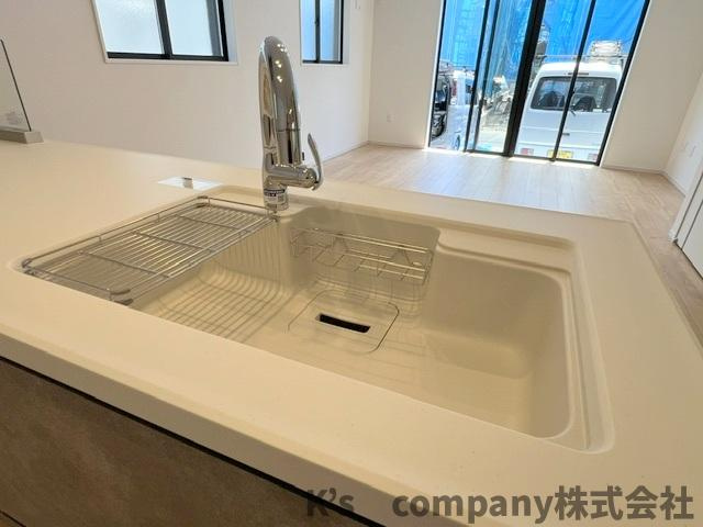 藤沢市辻堂太平台1丁目　新築戸建　1号棟のキッチン|同時進行ができる3口コンロ♪