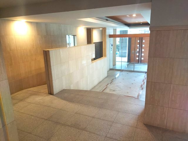 エスリード雲雀丘花屋敷のエントランス